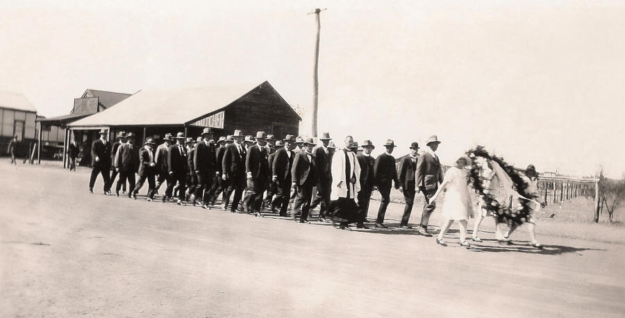Anzac Day march to the unveiling of the Carnamah War Memorial in 1929